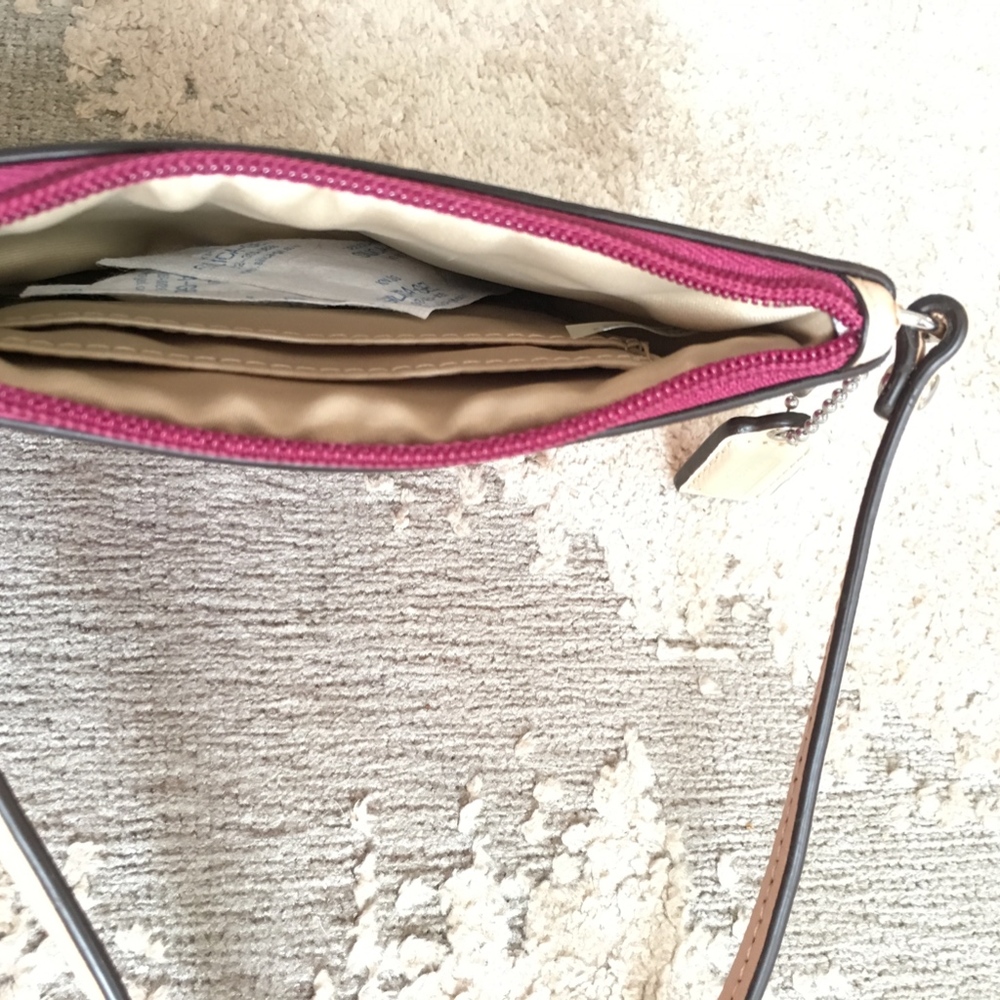 authentic Coach wristlet Pink c logo - Picture 4 of 6